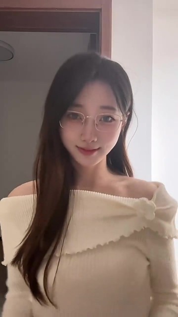 ?开始玩反差这一套?阿芙更新视频:戴眼镜果然怪怪滴~